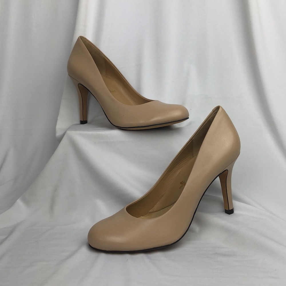 Trotter's Gigi Nude Pumps 6 Narrow